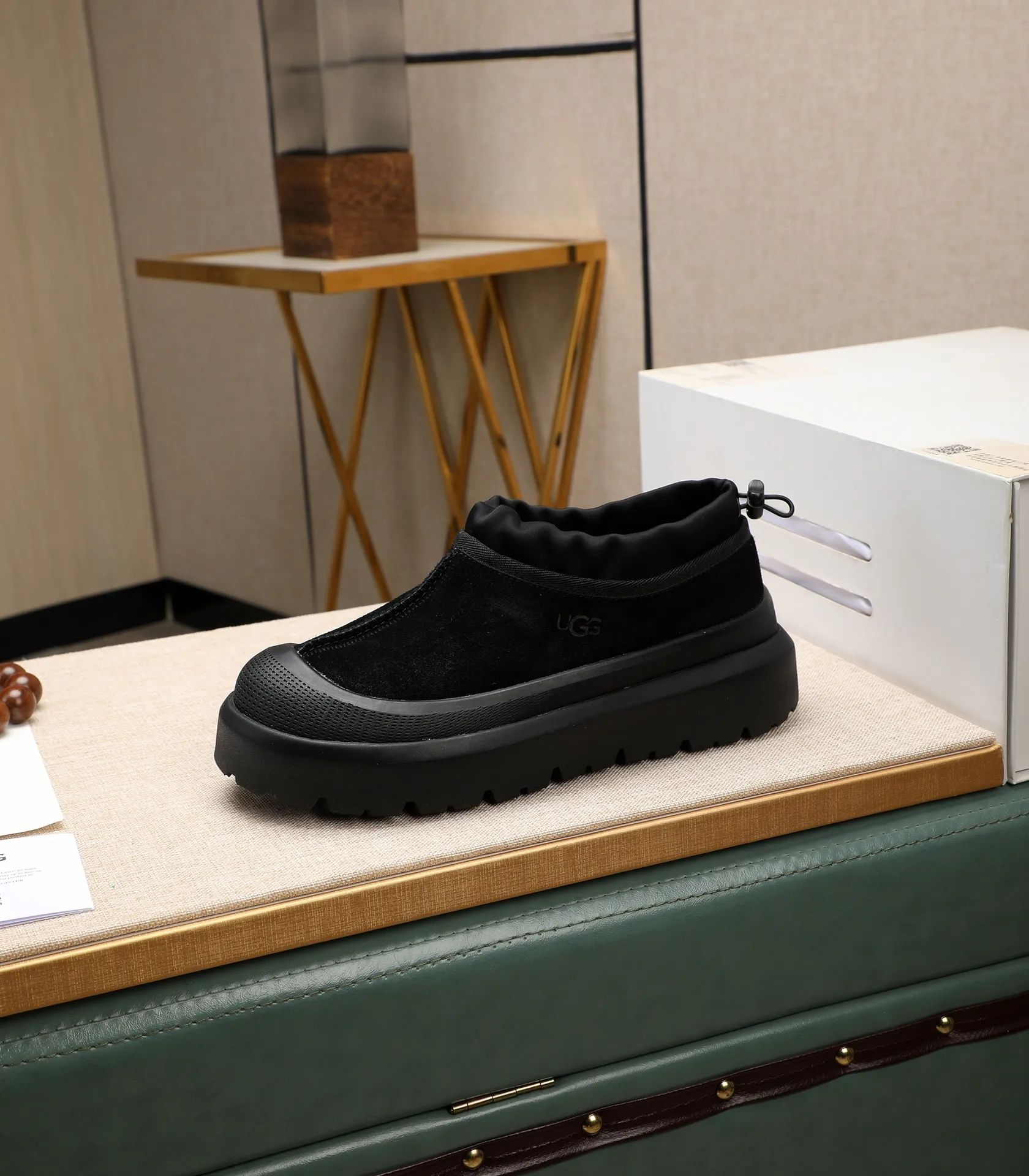 Men's shoes 💰540 (same style for men and women) Please pay attention to the quality of the original order and compare the thickness of the wool 🏮🏮The popular UGG is from Australia's warm luxury brand men's shoes, the official website is synchronized, Beckham men's style..., made of imported first-layer waxed cowhide, waxed toe cap, Australian real wool velvet lining Carefully sewn...Imported rubber Martin boots outsoles (comfortable, soft and wear-resistant). I really like the quality..Exquisite workmanship. You won't be able to put it down at first sight. Sizes 35-44
